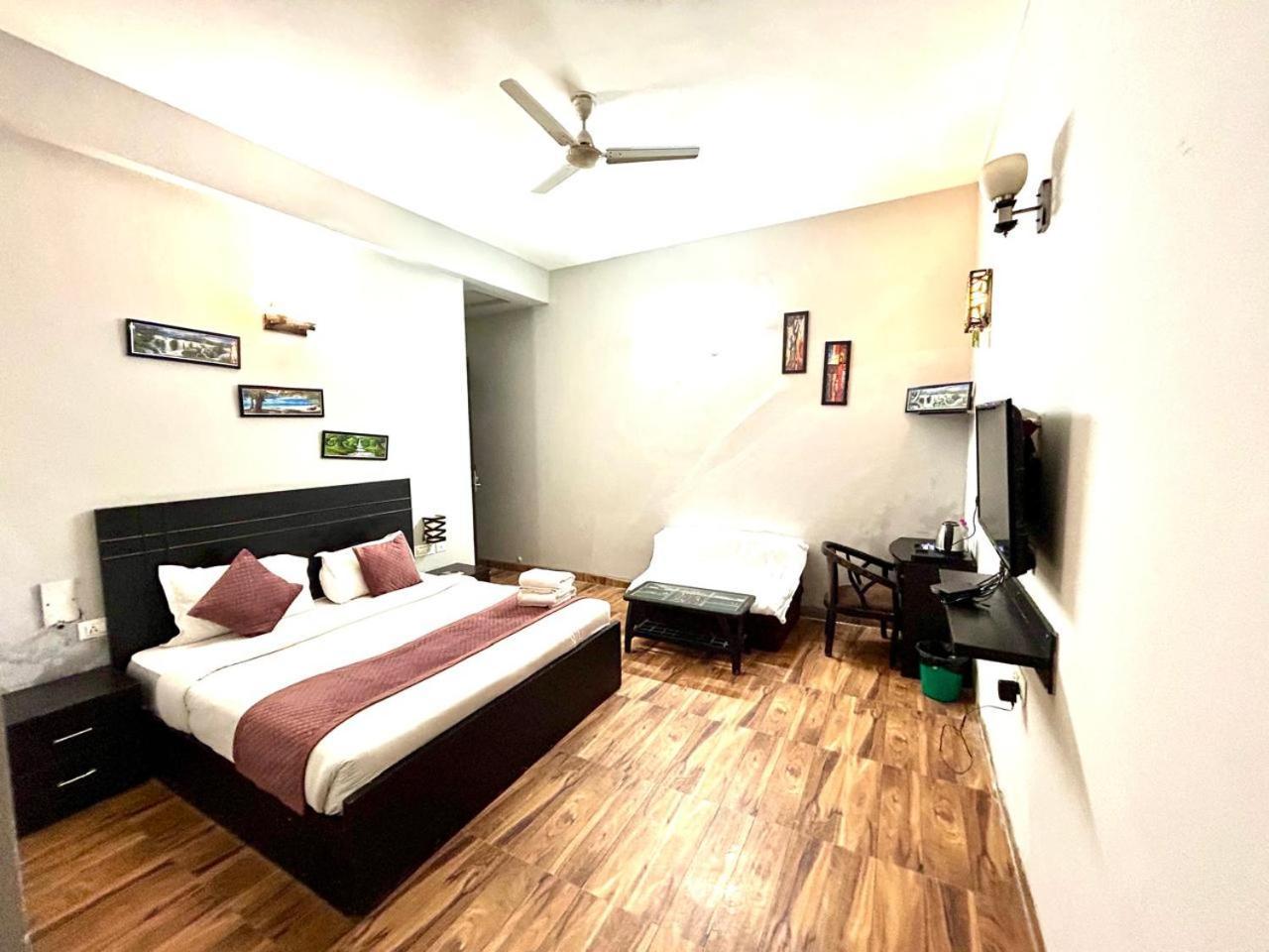 Anandan Citrine Hotel Vrindāvan Екстериор снимка